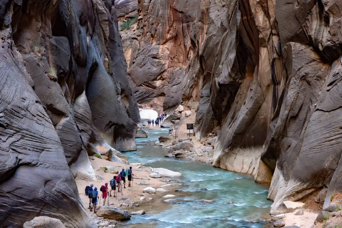 Zion Narrows bottom-up and top-down hiking routes showing differences in accessibility, remoteness, and permit requirements.
